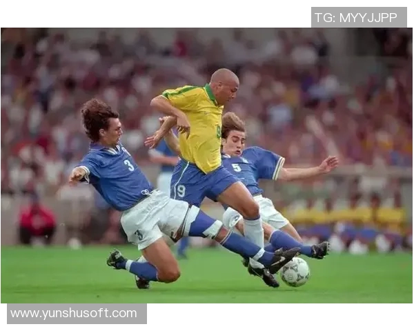 全球顶级足球明星风采展示与精彩瞬间回顾